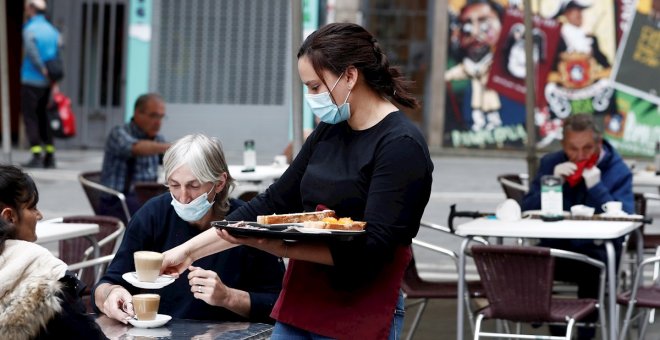 Los comercios y terrazas retoman la actividad con prudencia, incertidumbre y estrictas medidas de seguridad