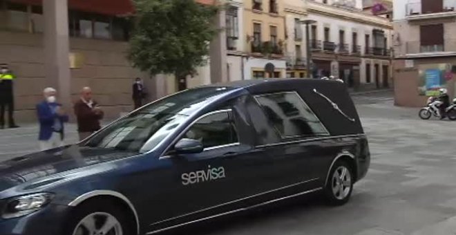 El féretro de Julio Anguita llega entre aplausos al Ayuntamiento de Córdoba