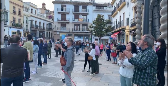 Dedican un aplauso a Julio Anguita frente al Ayuntamiento de Córdoba