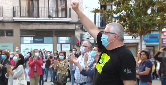 Decenas de personas rinden homenaje a Anguita en la plaza del Ayuntamiento de Córdoba