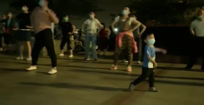 Los vecinos de Wuhan salen a bailar a la calle para olvidarse del coronavirus