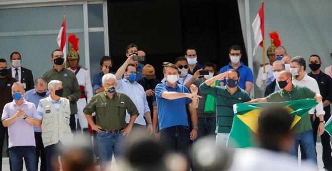 Bolsonaro sostiene a dos niños en una manifestación en la que no se cumplió el distanciamiento social