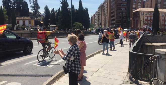 La foto que convirtió a un 'rider' en "héroe de la clase trabajadora" contra los "fascistas"