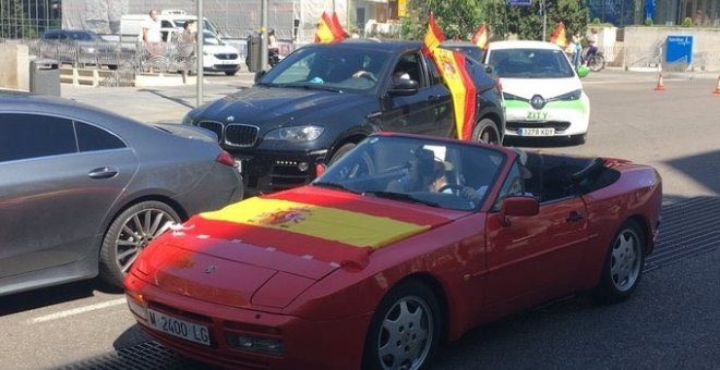 "La manifestación de Vox ha reunido al Madrid más obrero y popular": los tuits más descacharrantes sobre la protesta en coche contra el Gobierno