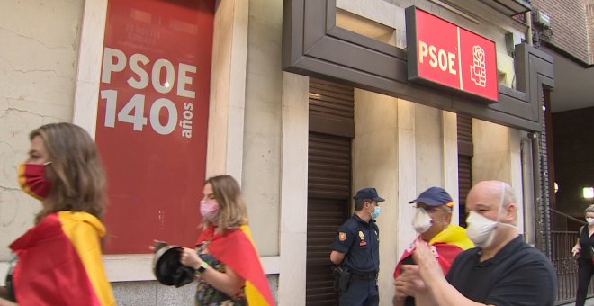 Cacerolada en Ferraz frente a la sede central del PSOE