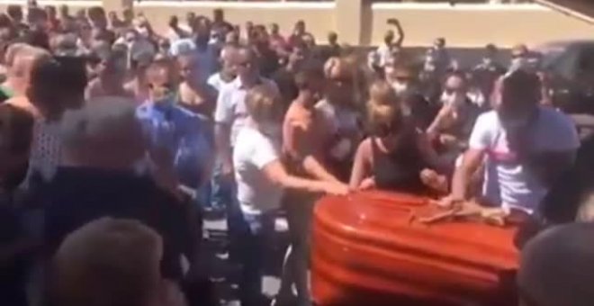 Indignación en Tenerife por la celebración de un entierro masivo