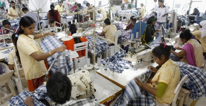 Millones de empleados precarios vuelven a las fábricas textiles en Bangladesh: jugarse la salud o perder el trabajo