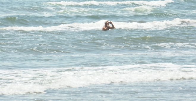 Bañistas estrenan las playas de Alboraya (Valencia) en la fase 2