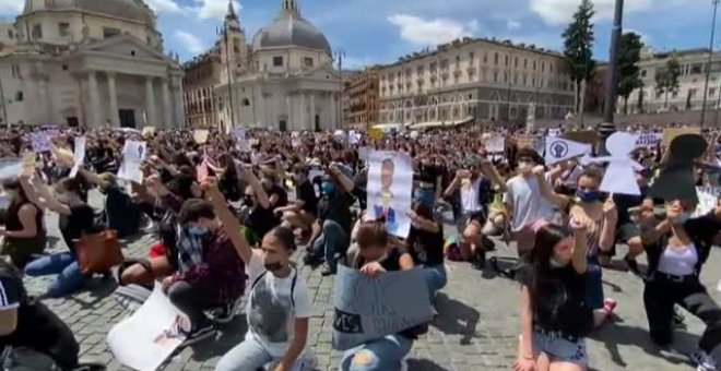 Miles de personas hincan la rodilla en Roma en memoria de George Floyd