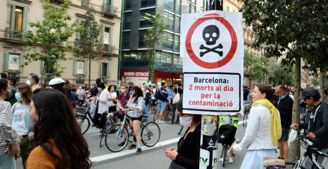 Centenars de manifestants reclamen ciutats amb menys cotxes i més espai per a ciclistes i vianants
