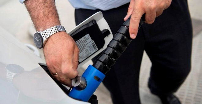 España juega a la 'ruleta rusa' subvencionando coches contaminantes (diésel, gasolina y gas)