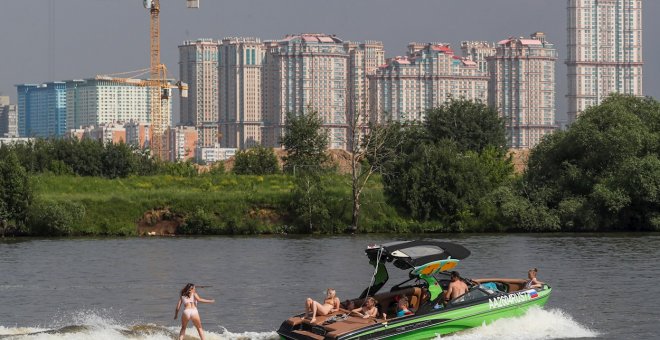 Tarde de 'wakeboard' sobre el Moscova