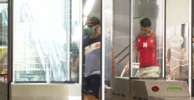 Agresión de dos vigilantes del metro de Barcelona a un hombre por no llevar mascarilla