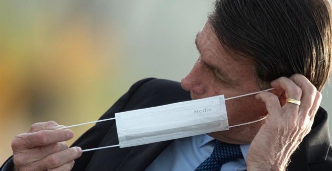 Periodistas denunciarán a Bolsonaro por quitarse la mascarilla cuando anunciaba su positivo por covid-19