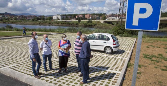 Habilitado un nuevo aparcamiento junto al parque de la antigua marisma de Cacho