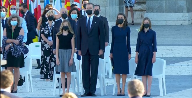 Los Reyes rinden homenaje junto a sus hijas a las víctimas del Covid-19