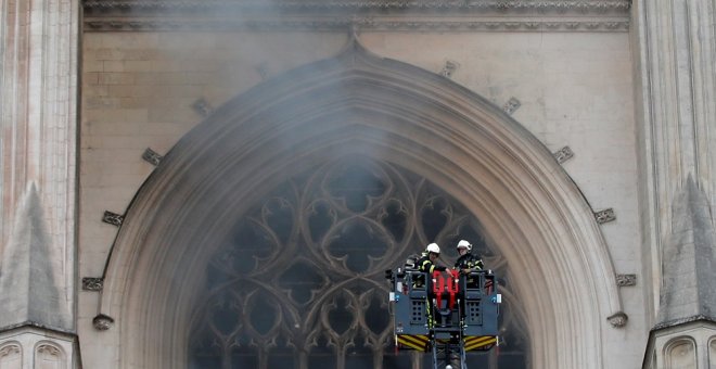 El autor del incendio de la catedral de Nantes confiesa ante el juez y podría ser condenado con hasta diez años de prisión