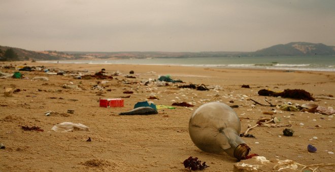 Los plásticos matan al planeta: los desechos en mares se triplicarían en 2040