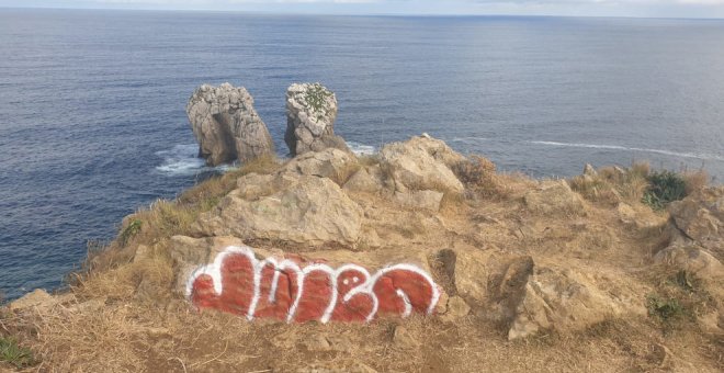 Denuncian actos vandálicos en el Parque Costa Quebrada, espacio que aspira a ser el primer Geoparque cántabro de la UNESCO 