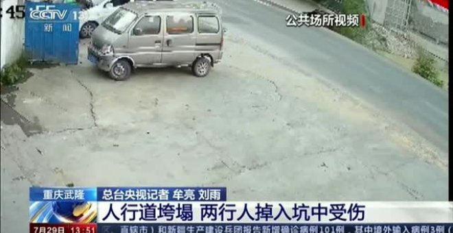 Un impresionante socavón en plena calle engulle a dos viandantes en la ciudad china de Chongqing