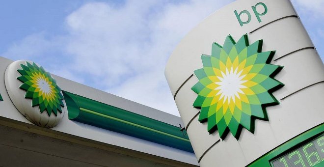 La pandemia y el auge del coche eléctrico obligan a BP a anunciar recortes