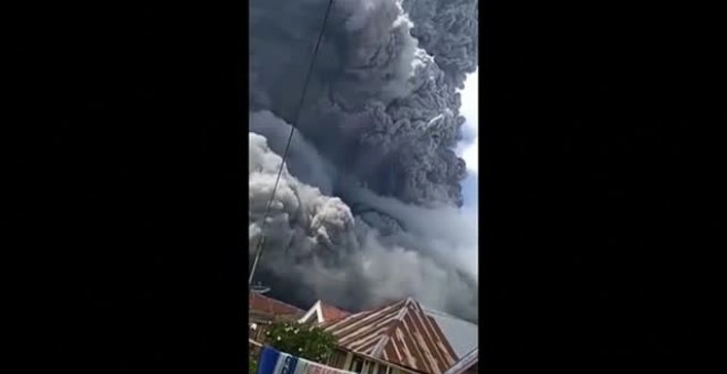 La erupción del volcán Sinabung (Indonesia) obliga a 30.000 personas a abandonar sus casas