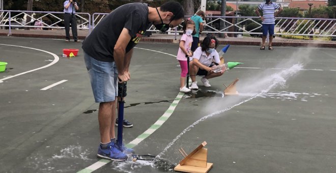 Más de una treintena de niños asistieron al taller de lanzamiento de cohetes de agua el viernes en La Planchada