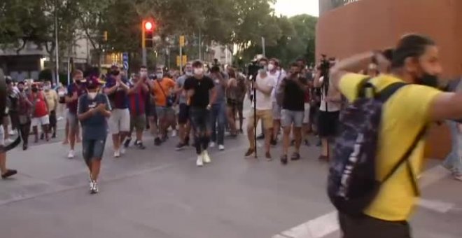 Aficionados del Barça se cuelan en el Camp Nou para protestar contra la posible salida de Messi