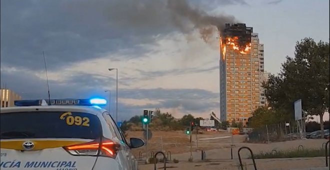 Extinguido un aparatoso incendio en un edificio de viviendas en Hortaleza