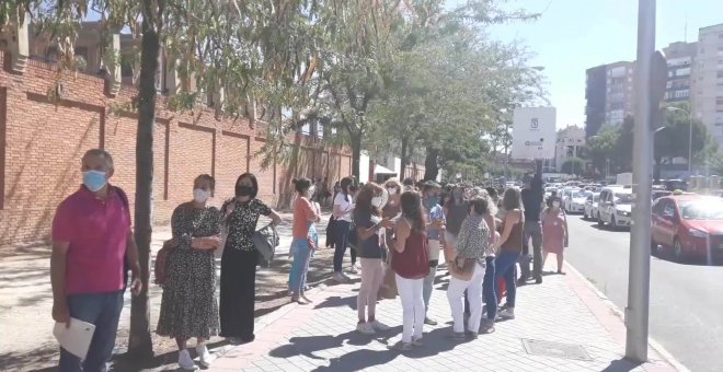 Docentes hacen varias horas de cola para someterse a un test serológico