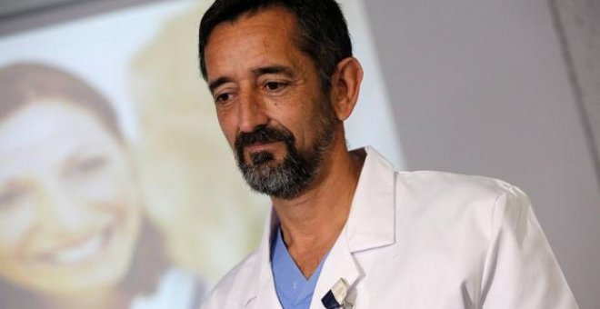 El doctor Pedro Cavadas consigue que un joven en silla de ruedas vuelva a andar