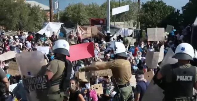 Cientos de migrantes protestan en Lesbos por la situación de abandono que sufren