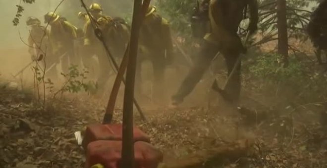 El calor da un respiro a los bomberos que luchan contra los incendios en California