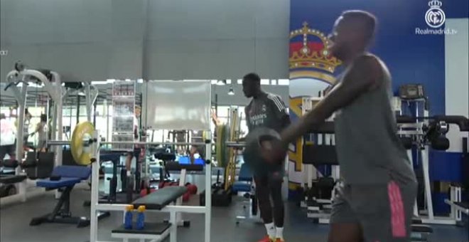 El Real Madrid combina gimnasio y fútbol-tenis en el último entrenamiento de la semana