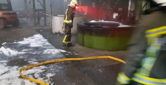 Se incendia una balsa de aceite de una factoría de Reinosa