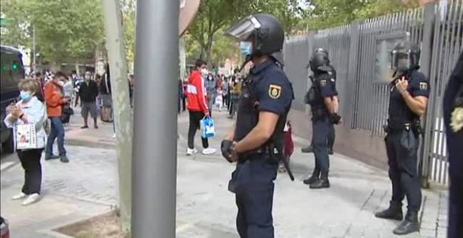 Un millar de vecinos de Vallecas piden la dimisión de Ayuso frente a la Asamblea de Madrid