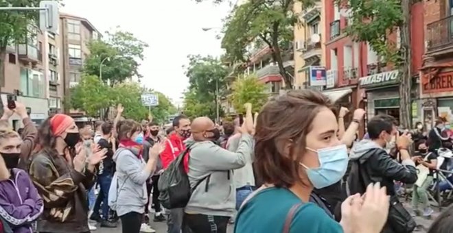 Vecinos de Vallecas salen a la calle para protestar por el confinamiento