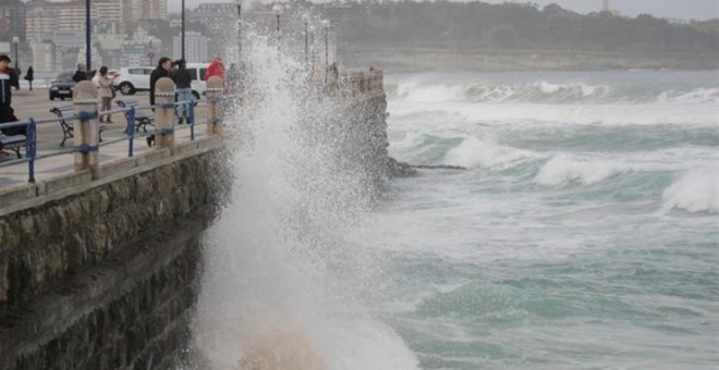 Santander activa el dispositivo por alerta naranja en la costa y cierra algunos parques