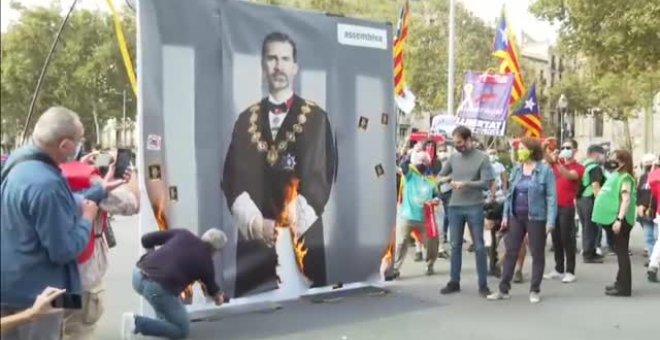 Cientos de personas protestan en Barcelona contra la presencia del rey