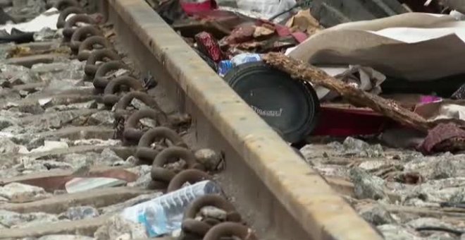 Mueren 20 personas en el choque de un autobús contra un tren de pasajeros en Tailandia