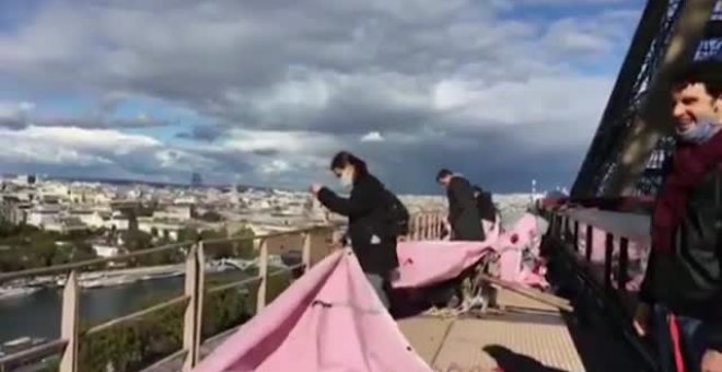 Extinction Rebellion llama a "rebelarse" por el clima desde la Torre Eiffel