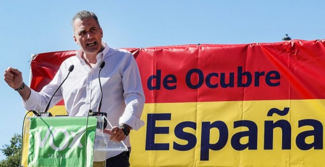 "¿Ocubre? Eso pasa por no venir a los ensayos": cachondeo en Twitter por el cartel de Vox en un acto en Sevilla