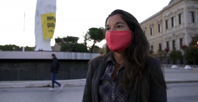 Greenpeace coloca una mascarilla gigante en plena plaza de Colón (Madrid)