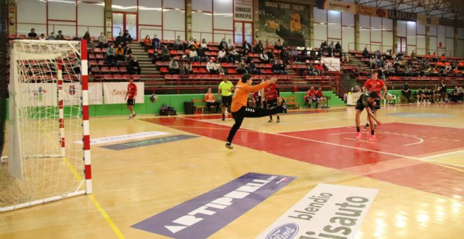 El Balonmano Torrelavega acaba en tablas su partido en el Vicente Trueba