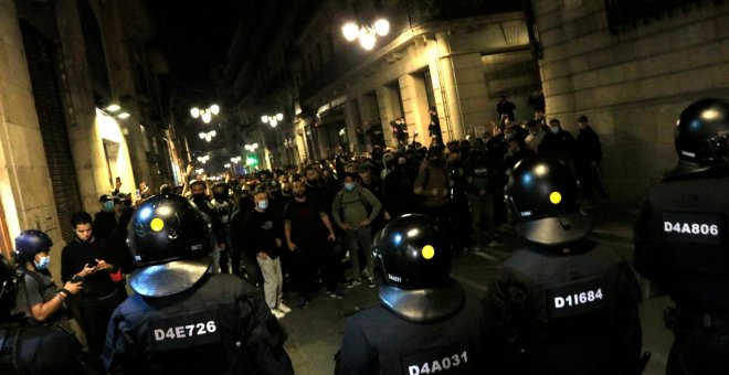 Tensió i enfrontaments amb els Mossos en una nova manifestació en contra de les restriccions per la Covid-19 a Barcelona