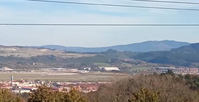 Un avión despega de Loiu en jornada de escasa actividad