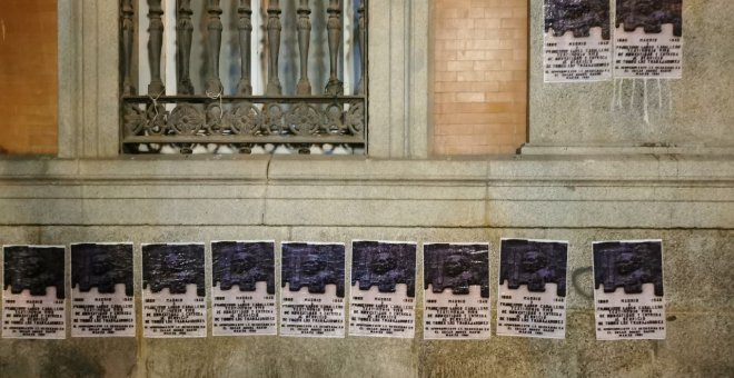 Aparecen decenas de carteles de Largo Caballero en el lugar donde PP, Cs y Vox retiraron la placa en su honor