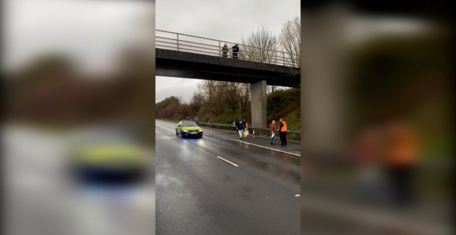 Ciudadanos británicos donan comida a camioneros atrapados