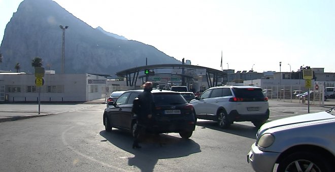 Largas colas en la frontera con Gibraltar tras el anuncio del Gobierno