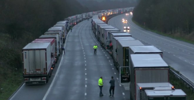 Miles de camioneros españoles continúan atrapados en la frontera entre Reino Unido y Francia